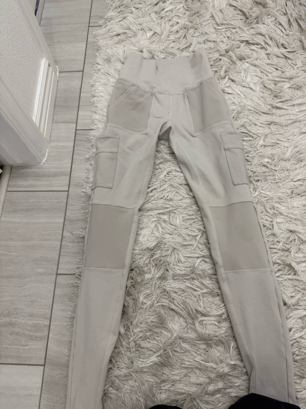 ALO Yoga High-Waist Cargo Leggings in Light Gray